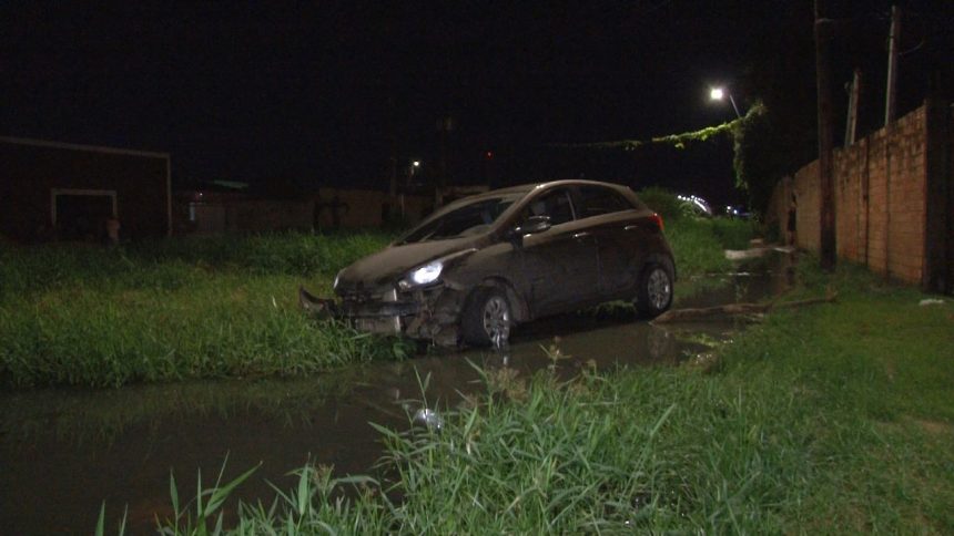 Assaltantes roubam carro de motorista de aplicativo, caem em buraco e fogem em Boa Vista