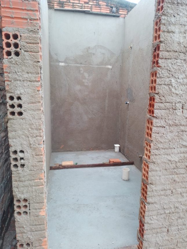 Mulher é contemplada no Morar Melhor e recebe banheiro sem vaso sanitário, telhado, porta e acessórios; veja vídeo