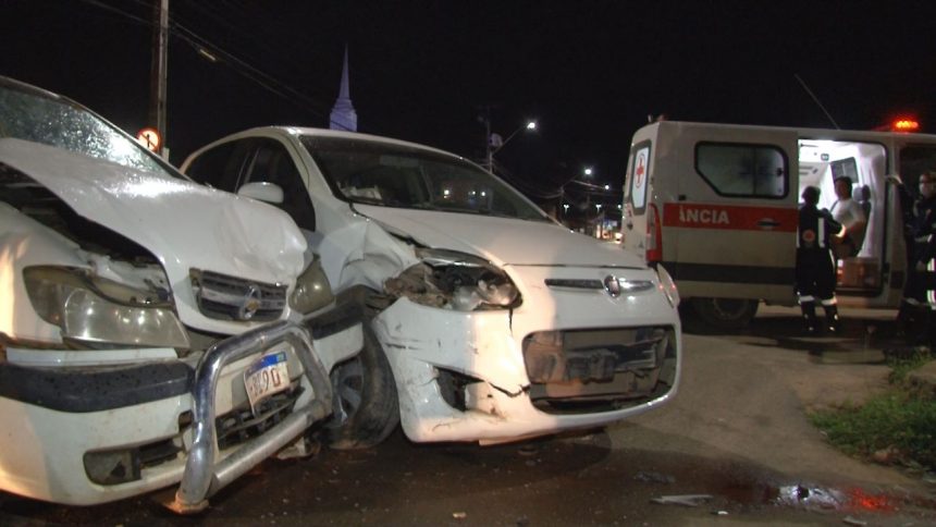 Carro invade preferencial e causa acidente no bairro Caranã