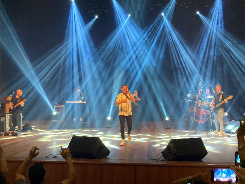 Cantor Leandro Borges emociona público durante apresentação no Teatro Municipal de Boa Vista: ‘aqui me sinto em casa’