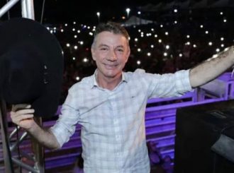 Criou e sancionou leis que incentivaram o avanço do garimpo em terras indígenas