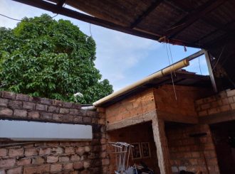 Dona de casa denuncia espera de seis meses por reforma do Morar Melhor no telhado de casa