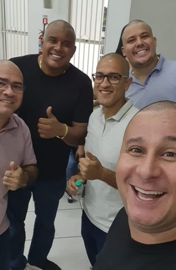 Veradores e prefeito de Boa Vista raspam cabeça em apoio a Tuti Lopes, diagnosticada com câncer