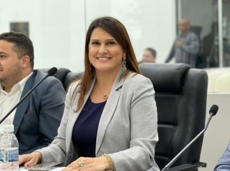 Vereadora Tuti Lopes recebe com emoção e gratidão a homenagem de vereadores e prefeito