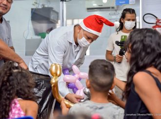 Crianças receberam brinquedos, balões e lanches durante atendimento em UBS