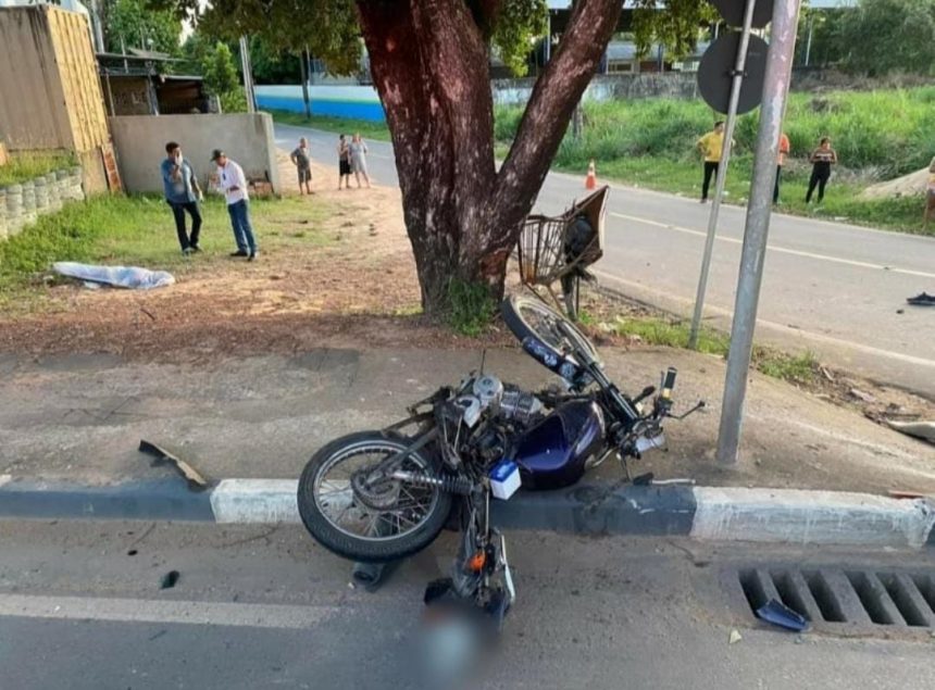 Motociclista morre após colidir com carro na avenida Carlos Pereira de Melo