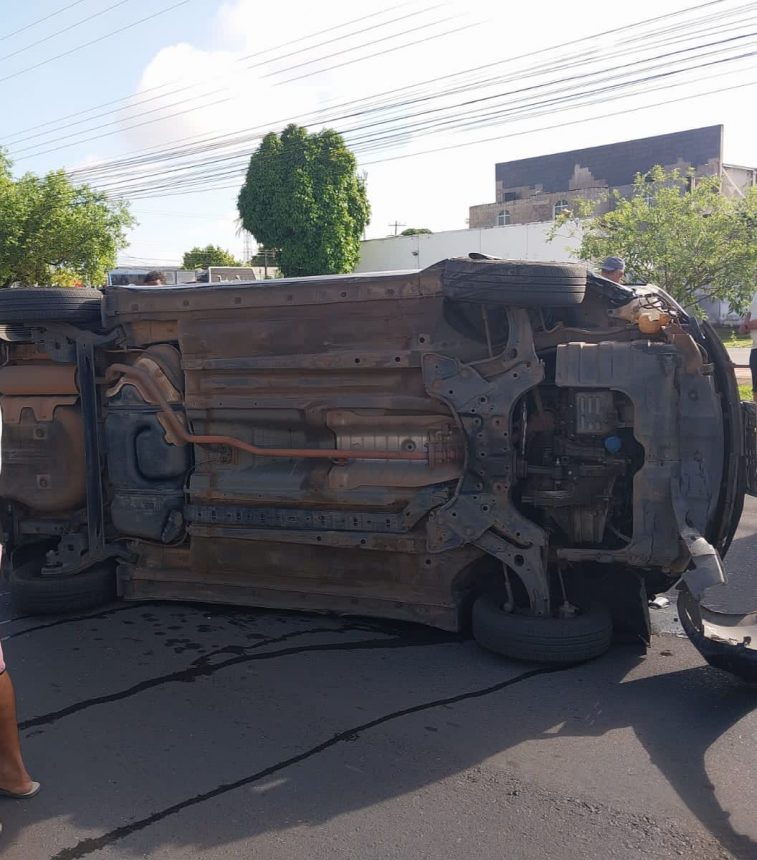 Motorista tenta desviar de veículo, colide em outro carro estacionado e atropela morador de rua em avenida de Boa Vista