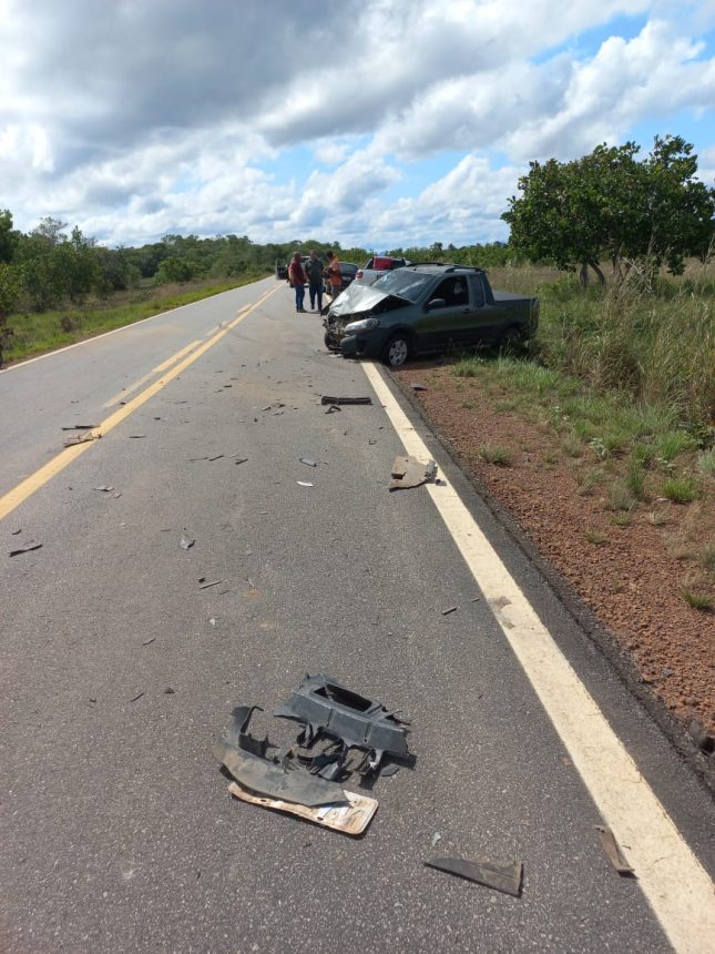 Colisão entre dois veículos deixa uma pessoa ferida e outra presa nas ferragens na BR-432