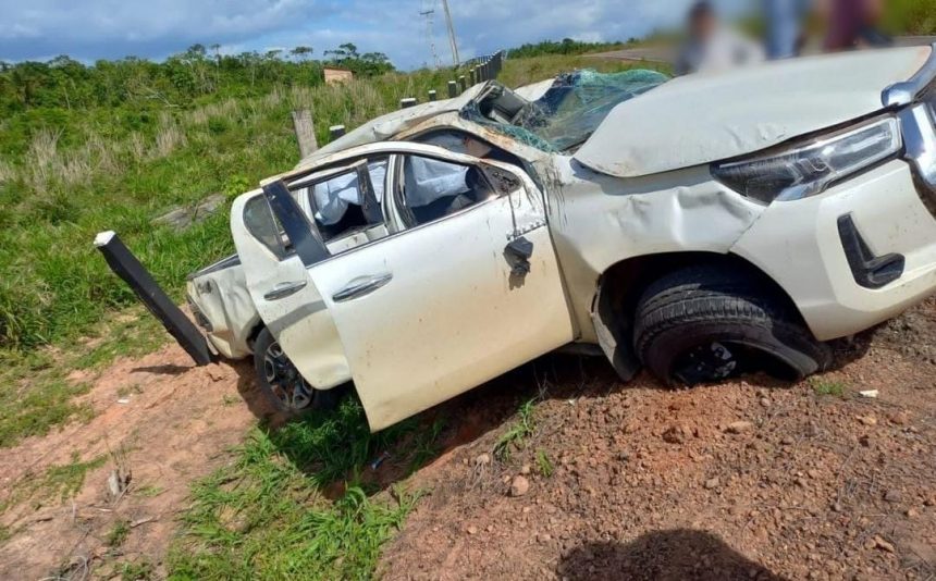 Carro capota após colisão com outro veículo na região do Samaúma