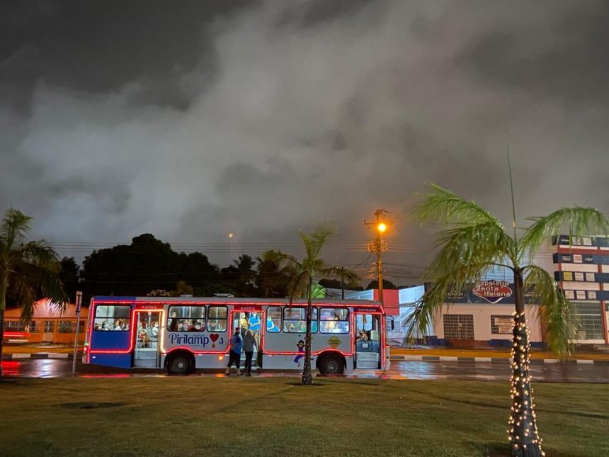 Ônibus natalino promove passeio para crianças nesta sexta feira; confira a rota