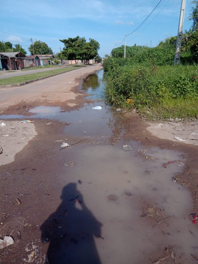 Morador denuncia falta de água e rua inundada  no bairro Nova Vida: ‘tomei banho com água da geladeira’