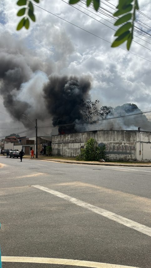 Três moradores sofrem queimaduras durante incêndio em residência no São Francisco