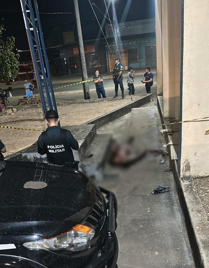 Homem é morto com facada no peito em frente ao IML, no bairro Liberdade