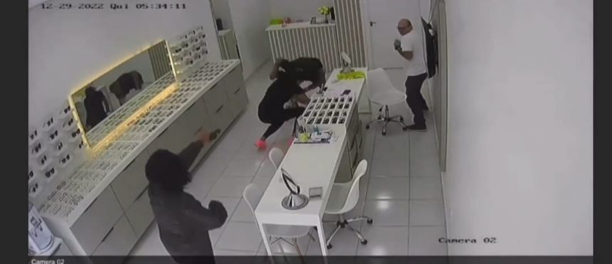 Homem é alvejado dentro de ótica no Centro de Boa Vista; veja vídeo