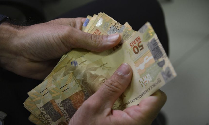 Assinado decreto que reajusta salário mínimo para R$ 1.412