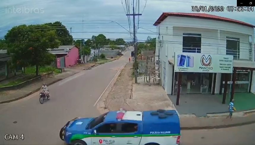 Viatura da PMRR colide com motociclista em cruzamento de Rorainópolis; veja vídeo
