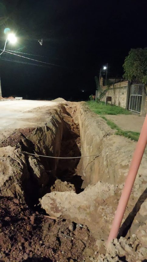 Moradores do bairro Pedra Pintada sofrem transtornos com vala aberta de obra abandonada