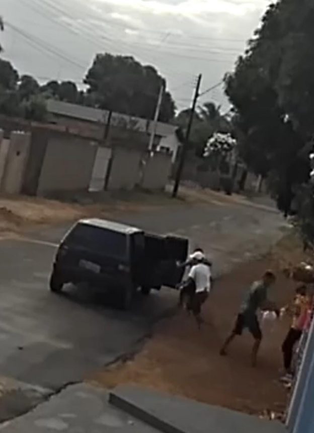 Vídeo mostra momento em que mulher é assaltada por três homens no bairro Raiar do Sol; veja