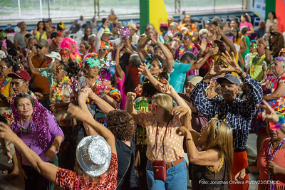 Idosos dão show de alegria e disposição em tradicional Baile de Carnaval