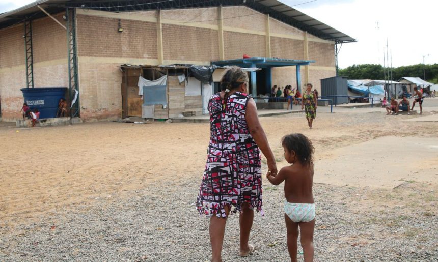 Comunidade warao enfrenta dificuldade em abrigo improvisado em Roraima