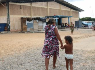 Comunidade warao enfrenta dificuldade em abrigo improvisado em Roraima