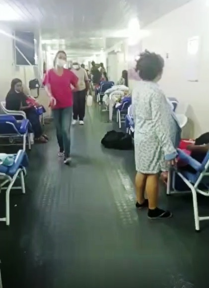 Funcionários registram 24 gestantes em cadeiras de um dos corredores na maternidade; veja vídeo