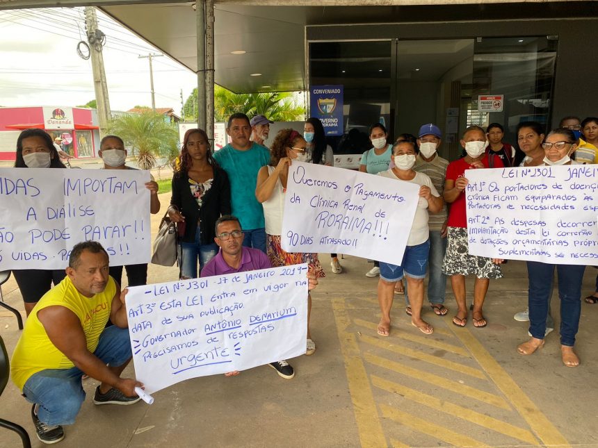 ‘Vidas importam’: pacientes de clínica conveniada do Estado protestam contra redução de sessões de hemodiálise