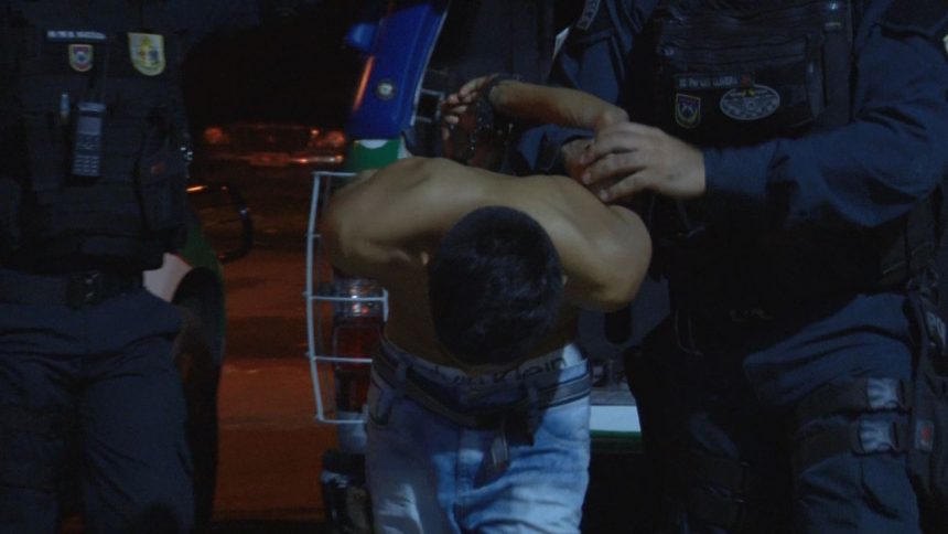 Jovem é preso com drogas no bairro Cidade Satélite
