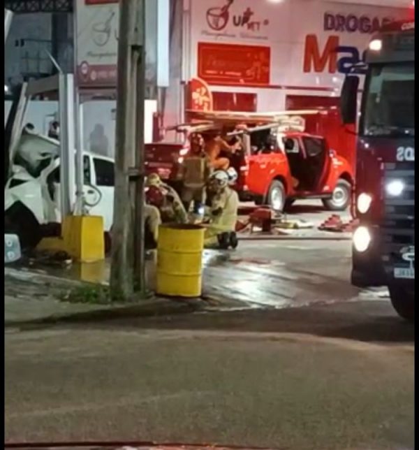 Homem morre após perder controle do carro e colidir contra placa e mureta em posto de gasolina no São Francisco