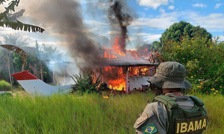 Operação do Governo Federal destrói avião e trator do garimpo em área Yanomami