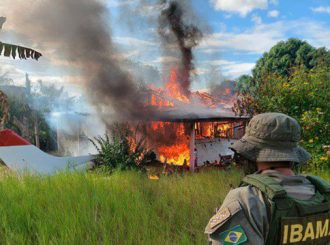 Operação do Governo Federal destrói avião e trator do garimpo em área Yanomami