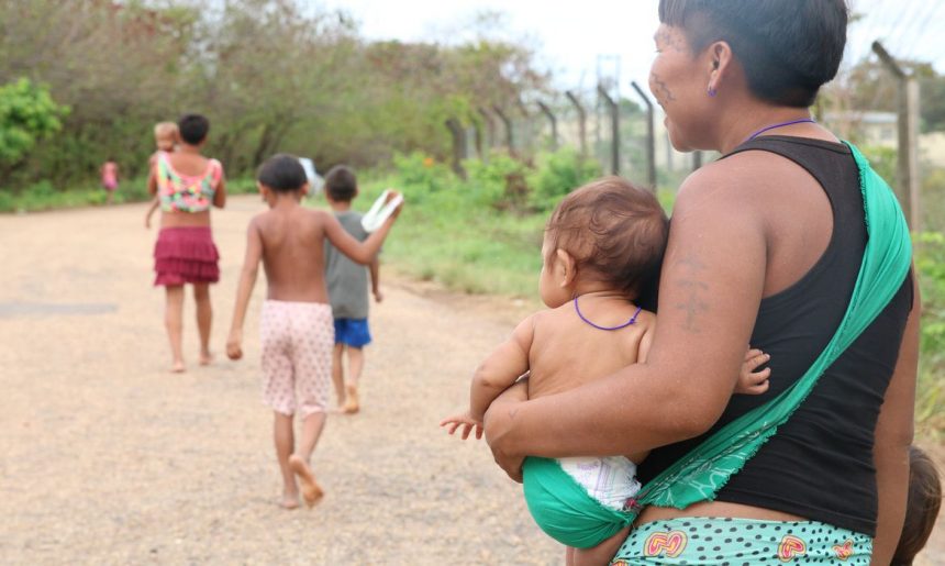 Indígenas Yanomami vão receber 15 mil cestas de alimentos