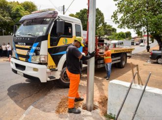 Cruzamento da Alameda dos Bambus com Rua das Dálias no bairro Pricumã recebe novo semáforo