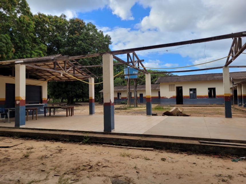 ‘Perdemos 50 alunos’, diz gestor de escola indígena em péssimas condições na Raposa Serra do Sol