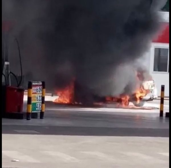 Carro pega fogo em posto de combustível após ser abastecido no bairro Santa Tereza