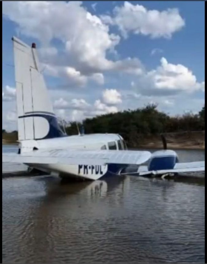 Avião de pequeno porte realiza pouso forçado no Rio Cauamé