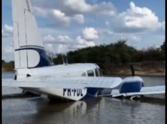 Avião de pequeno porte realiza pouso forçado no Rio Cauamé