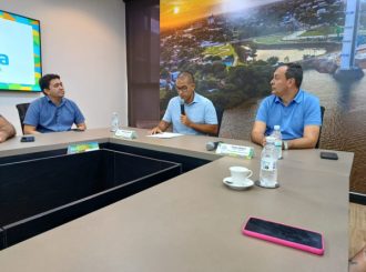Prefeito Arthur Henrique entrega PCCR unificado dos servidores na Câmara