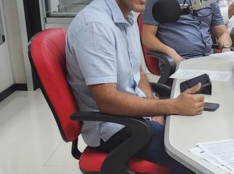 Durante entrevista, Arthur Henrique esclarece dúvidas sobre concurso da educação