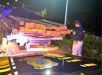 PRF apreende carga de madeira ilegal em RR