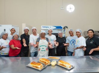 Idosa de 81 anos ensina receita de pão para jovens do Projeto Crescer garantirem renda extra