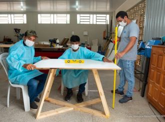 Incentiva o empreendedorismo de jovens em oficinas por meio do Projeto Crescer