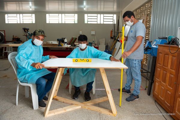 Em oficina, jovens de Boa Vista se especializam na produção de móveis e utilitários decorativos