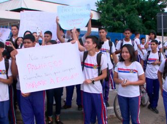 Alunos da Escola Severino Cavalcante protestam e pedem reforma na unidade