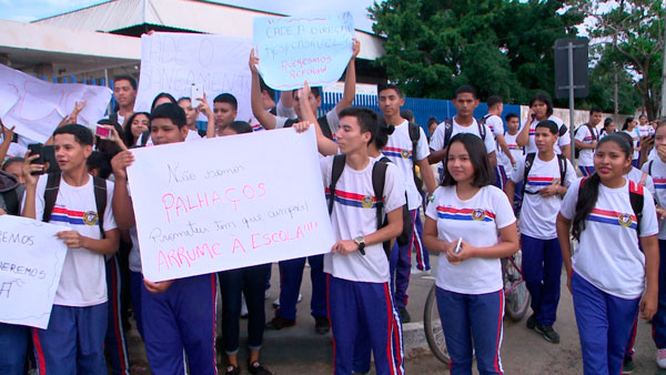 Alunos da Escola Severino Cavalcante protestam e pedem reforma na unidade