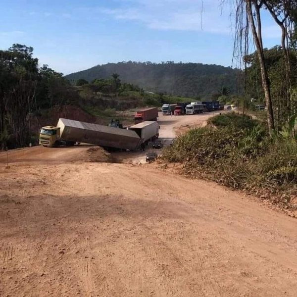 Motoristas voltam a denunciar riscos de acidentes em razão das más condições da BR-174 sentido Pacaraima
