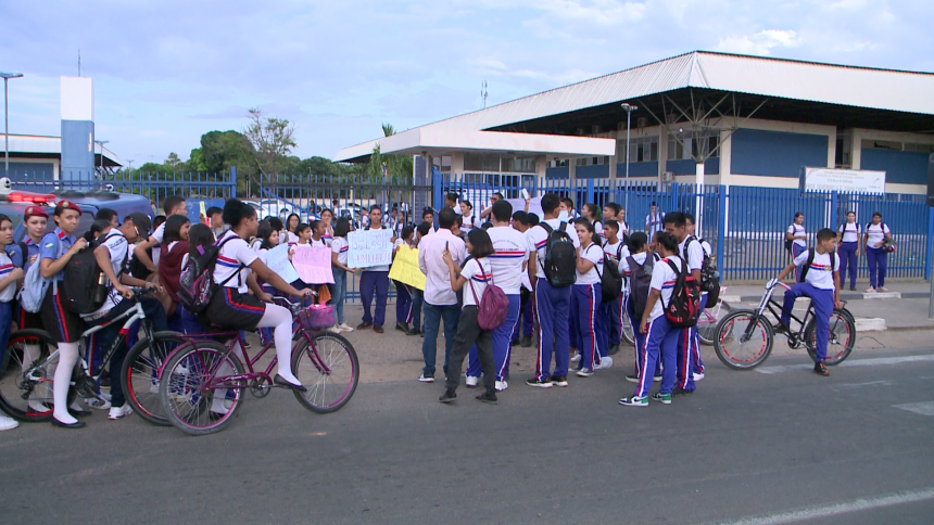Alunos da Escola Severino Cavalcante protestam e pedem reforma na unidade