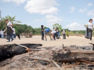 Projeto Praia Limpa leva ações às praias da Polar e do Caçari neste domingo