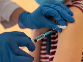 Pais não podem desperdiçar chance de vacinar contra dengue, diz ministra da Saúde