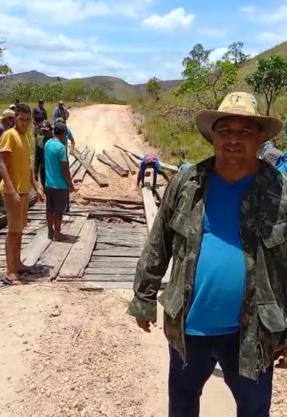 Moradores de Uiramutã se reúnem para reformar ponte; veja vídeo